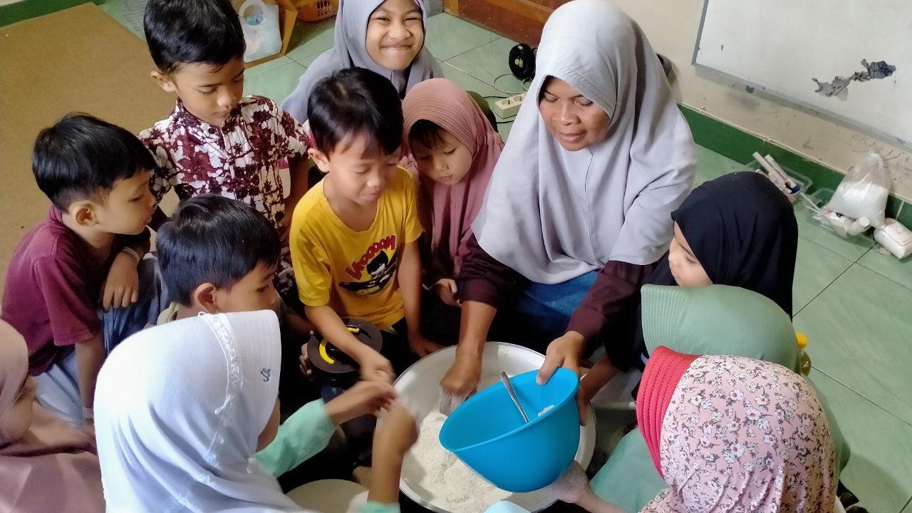 Ikhtiar Belajar Tuntas, Menanam Kacang hingga Jadi Kue