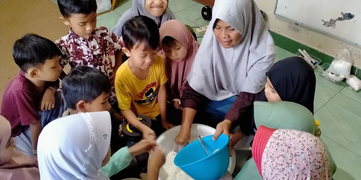 Ikhtiar Belajar Tuntas, Menanam Kacang hingga Jadi Kue