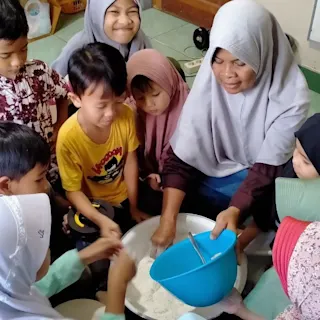 Ikhtiar Belajar Tuntas, Menanam Kacang hingga Jadi Kue