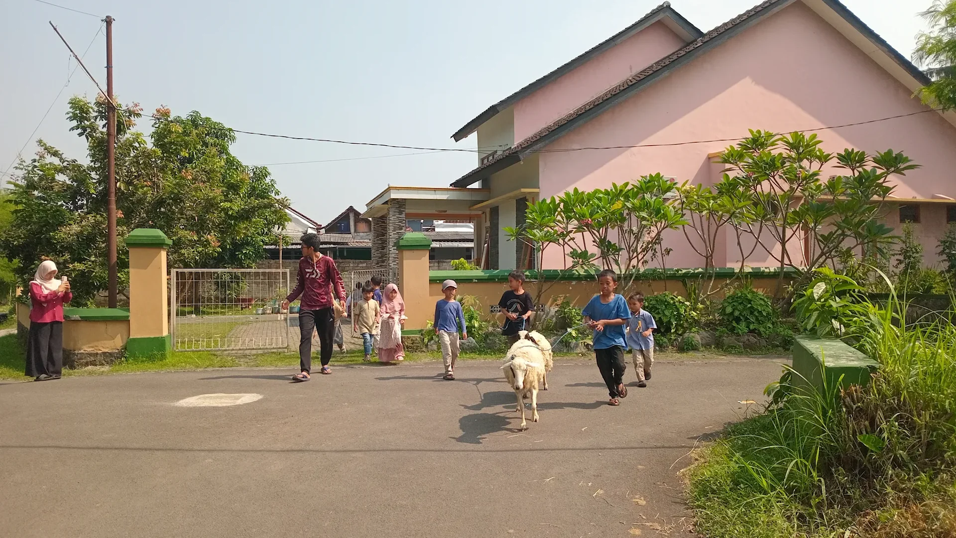 Anak-anak Sayogya belajar melalui kehidupan bersama warga dan ternak di kampung