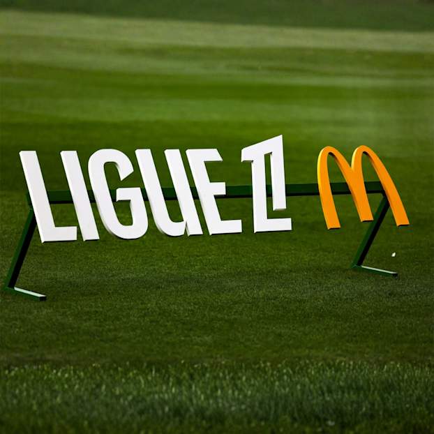 Logo Ligue 1 McDonald’s sur le terrain de football favorisant l’engagement des fans avec Snap Promote en France.