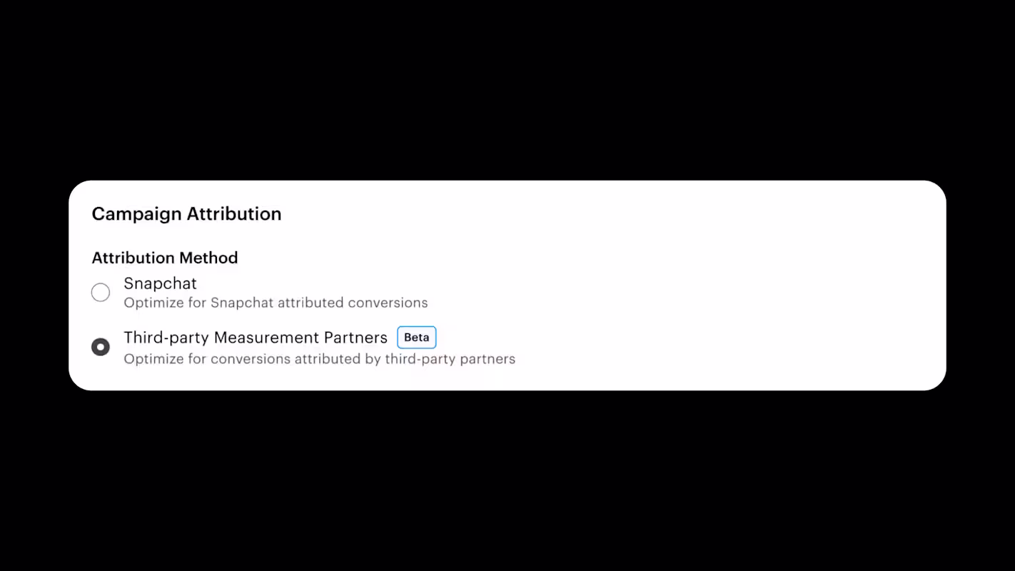 Snapchat Ads Manager zeigt unter „Attribution“ die Auswahl zwischen Snapchat und externen Measurement-Partner:innen für die Kampagnenoptimierung.