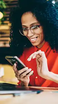 Personne utilisant un appareil mobile pour une experience de marque technologique, illustrant la publicite tech sur Snapchat.