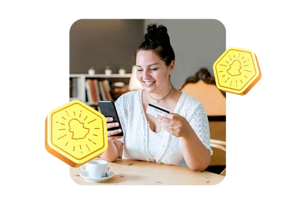 Personne consultant des informations de paiement sur mobile, illustrant la tarification Snapchat pour optimiser les budgets publicitaires.