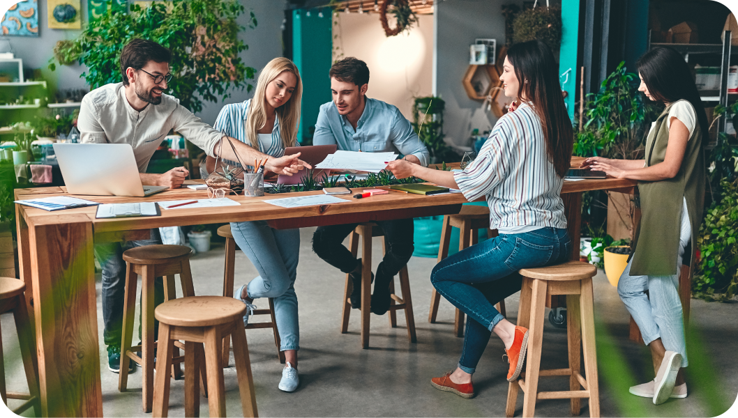 Une équipe de jeunes qui travaillent ensemble autour d'une table