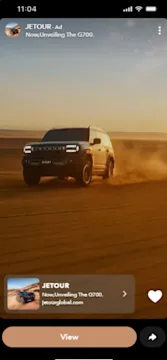 سيارة دفع رباعي تنطلق عبر الصحراء عند الغروب لابراز جيتور G700 ضمن حملات الوعي بالعلامة.
