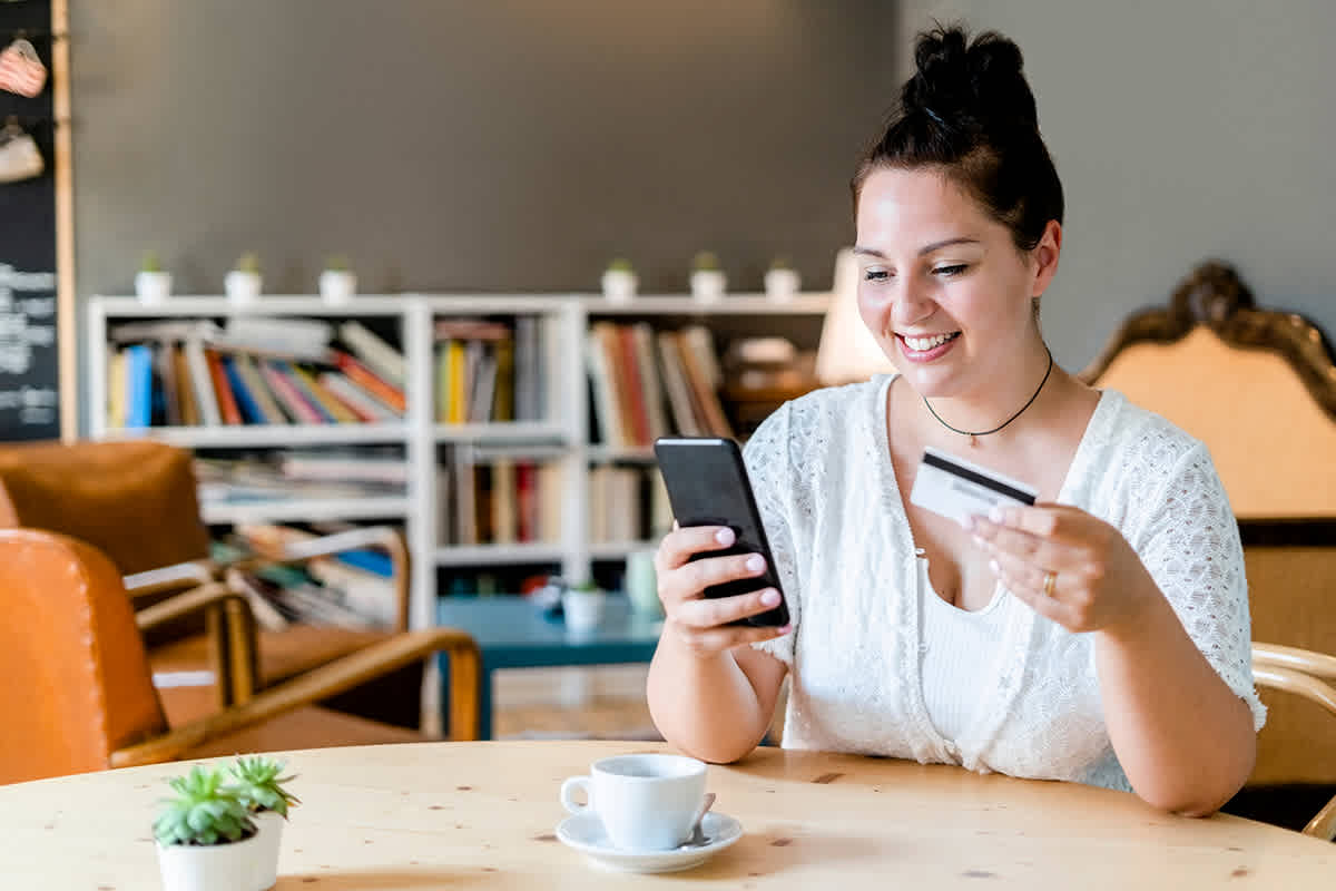 Click centric image of woman shopping on Snapchat