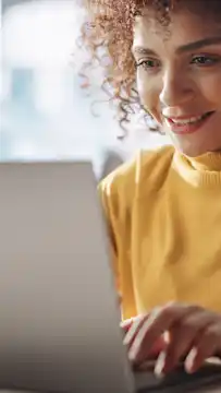 Professionnelle travaillant sur un ordinateur portable, illustrant le choix dobjectifs publicitaires Snapchat adaptes aux objectifs.