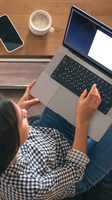 Femme à son bureau avec son ordinateur portable