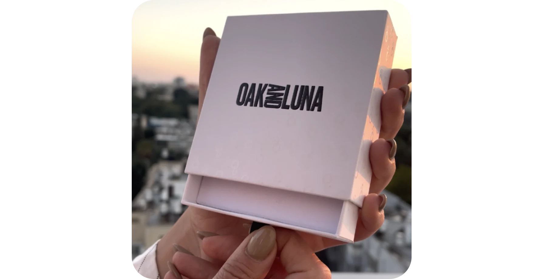 فيديو فتح صندوق هدايا Oak & Luna للترويج لنجاح إعلانات التجارة الإلكترونية.