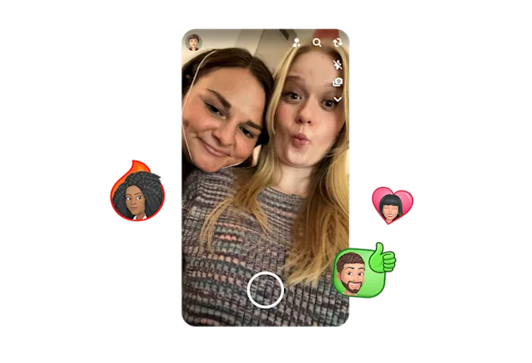 Amis creant du contenu Snapchat ensemble, illustrant le ciblage daudience pour toucher les bons utilisateurs.