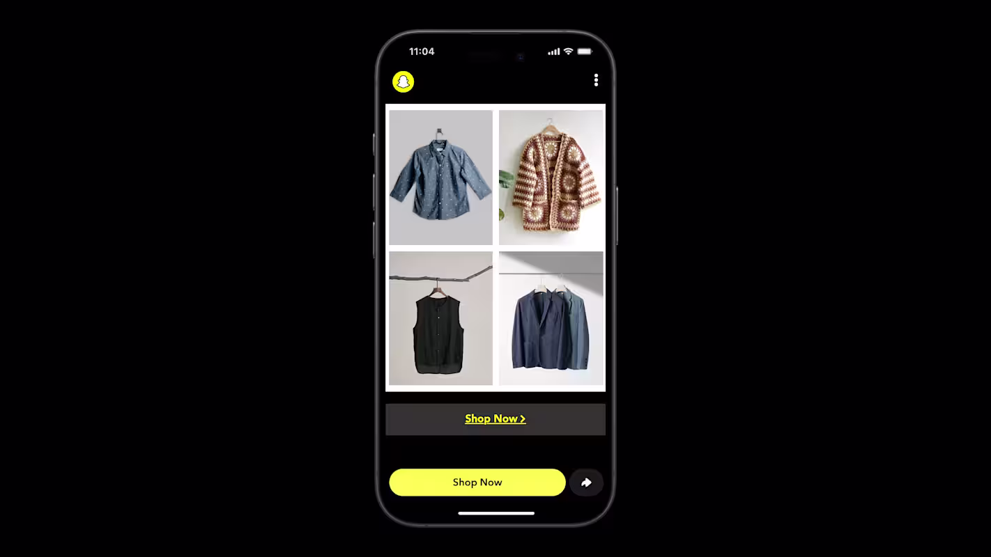 Smartphone Screen zeigt eine Dynamic Product Ad in einem Sponsored Snap mit vier Kleidungsstücken aus einem Produktkatalog und einem „Shop Now“-Button.