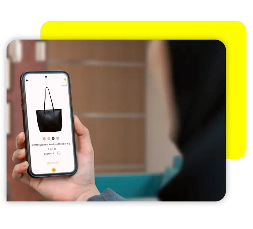 فتاة تتسوق عبر الانترنت على هاتفها وتنظر إلى حول حقيبة يد أو حقيبة كتف