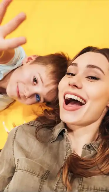 Mère et fils se prenant en photo Snapchat