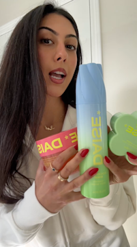 Influencer unboxes products from DAISE on Snapchat