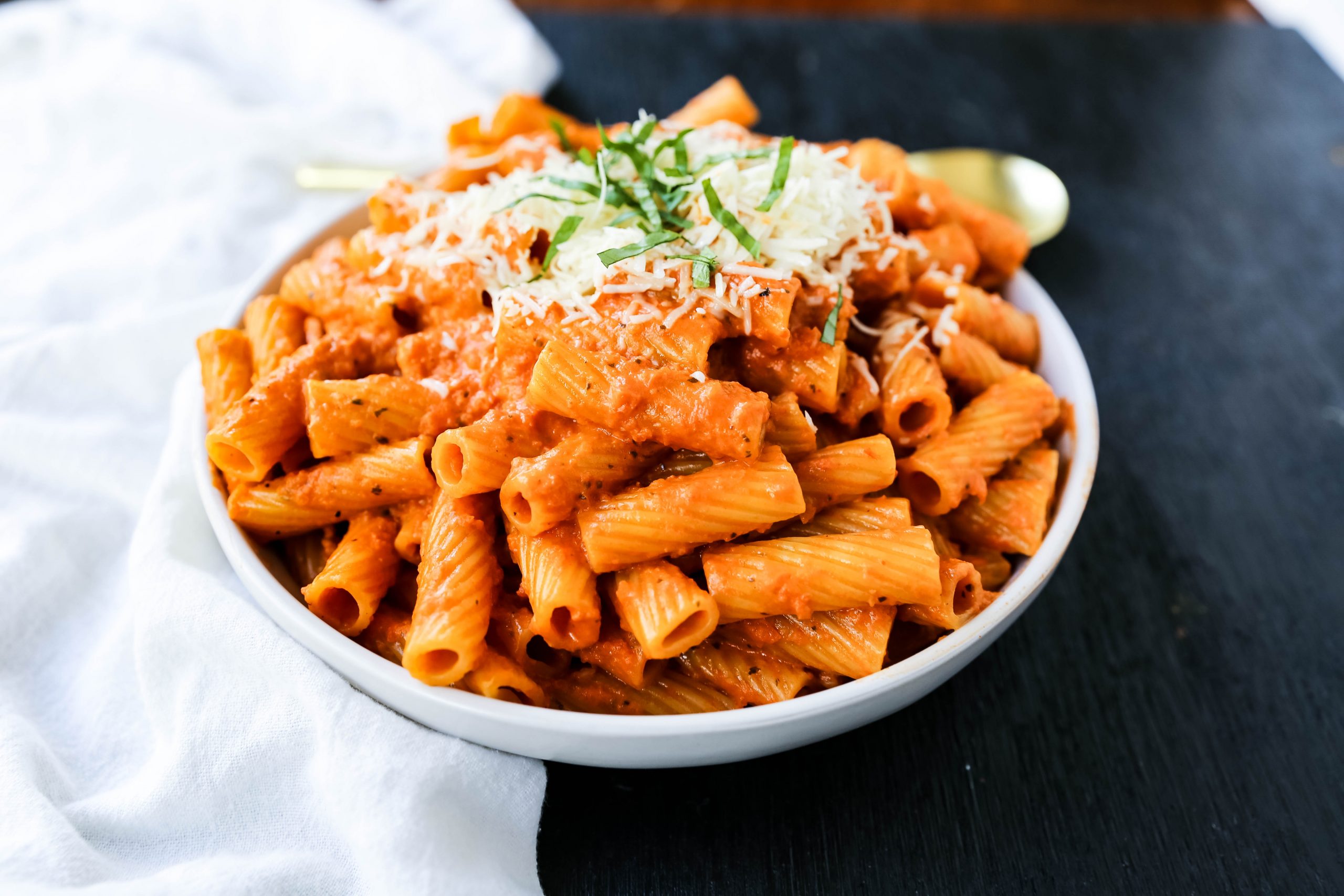 Creamy-Roasted-Red-Pepper-Pasta-5-e-scaled