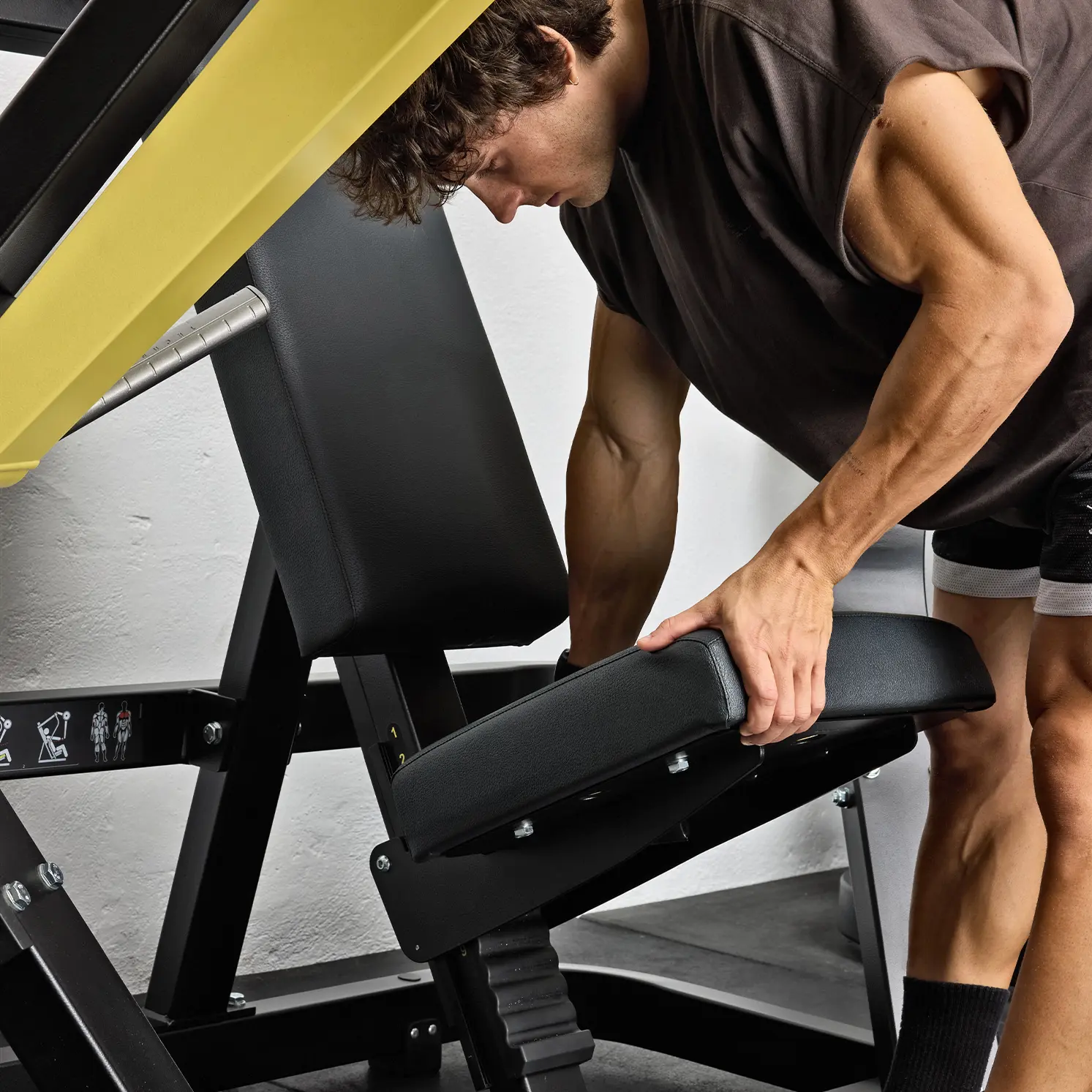 テクノジム　ローロウ Professional Low Row machine: chest & back | Technogym Pure United