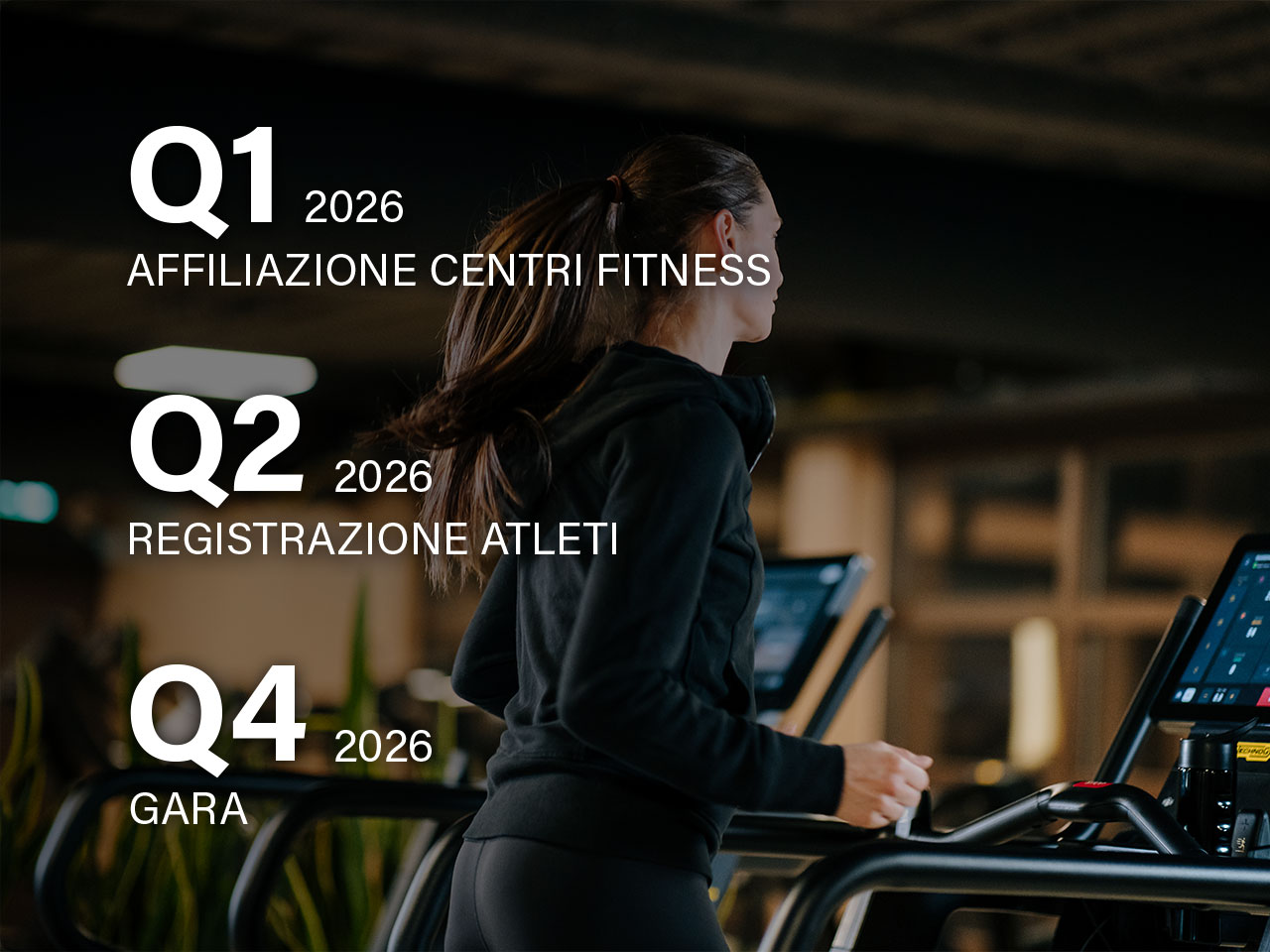 Infografica con l'immagine di una giovane donna che corre su un tapis roulant sullo sfondo, e le informazioni sulle fasi della competizione virtuale RUN X in primo piano.