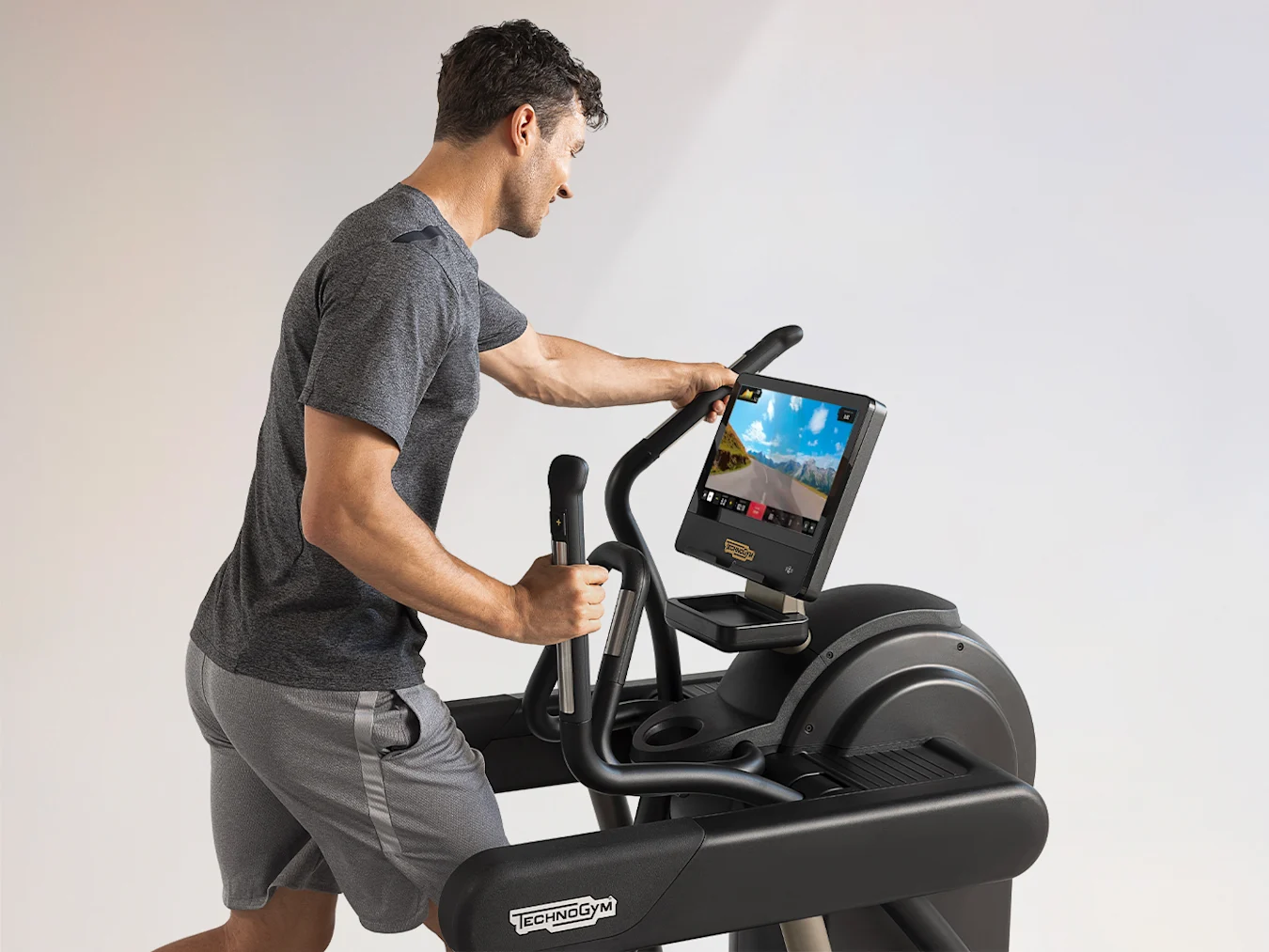Excite+ Vario のシンプルで自然な動きで流動的トレーニングを実現 