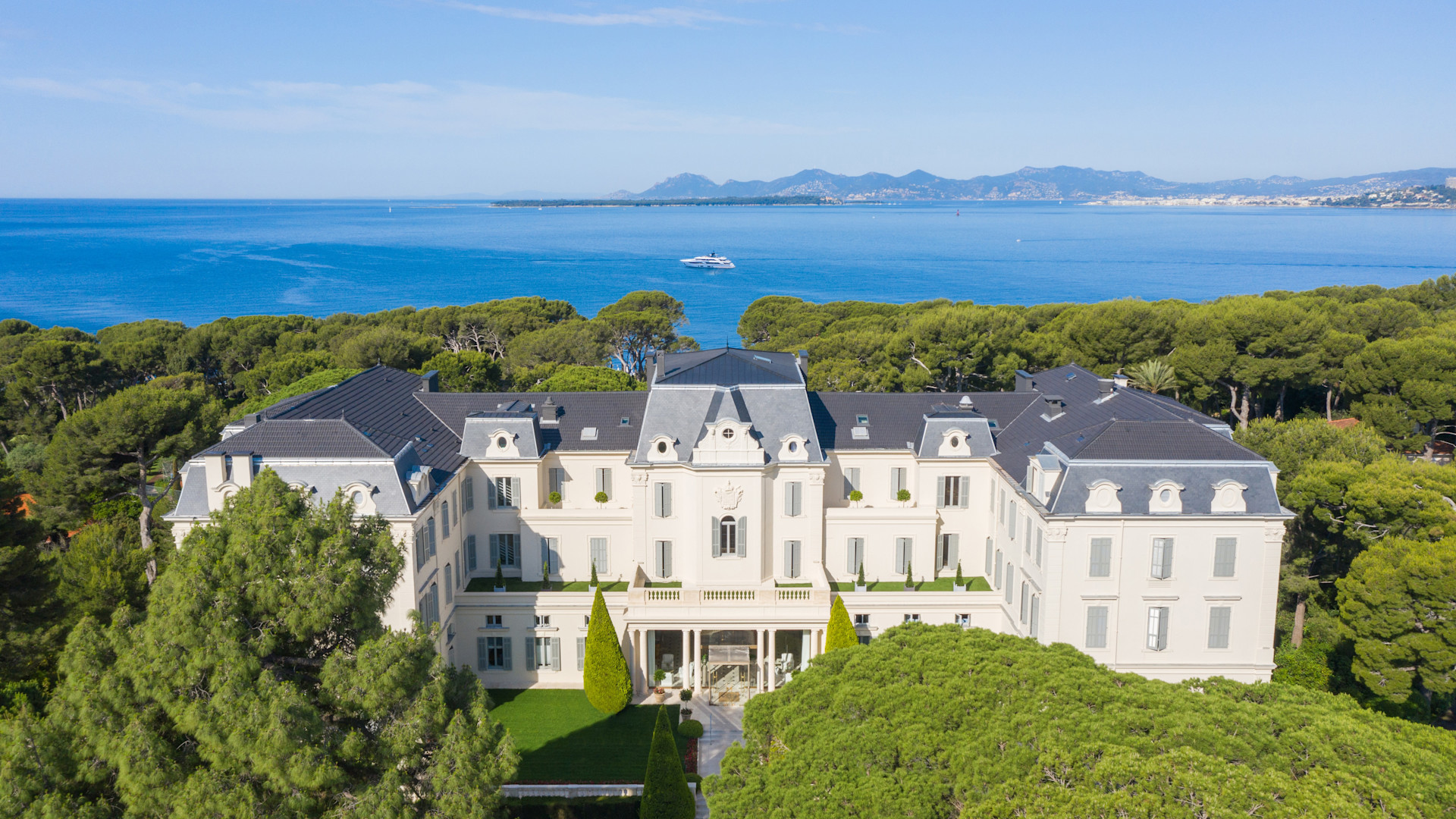 Main Building @RomainReglade
