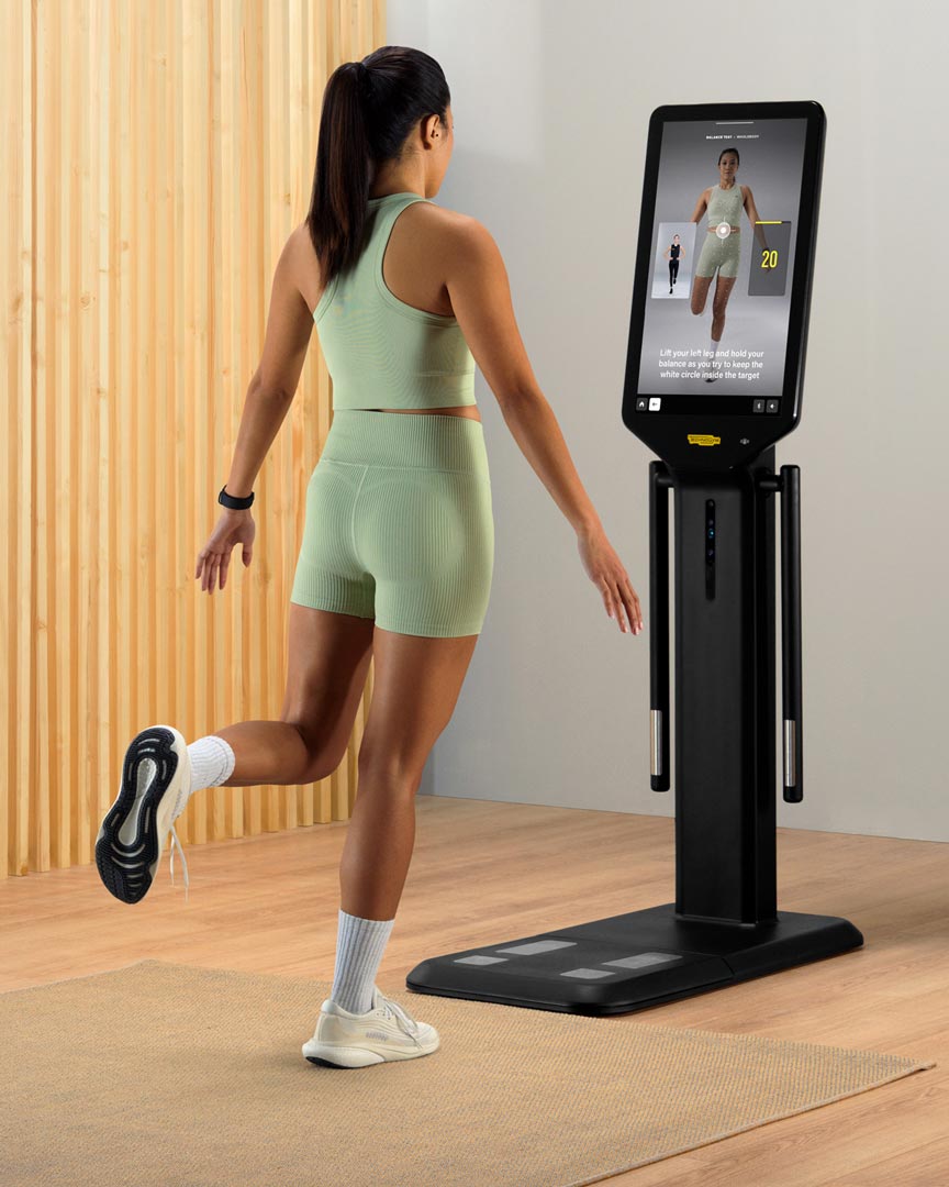 Человек делает тест на баланс Technogym Checkup