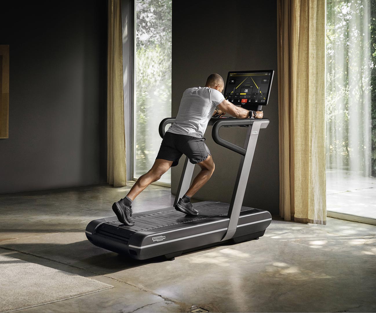 Использование беговой дорожки Technogym Run для бодрящей тренировки.