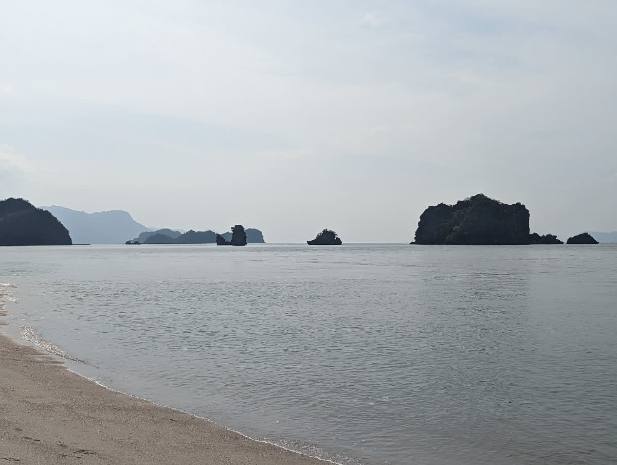 Pláž Pantai Tanjung Rhu