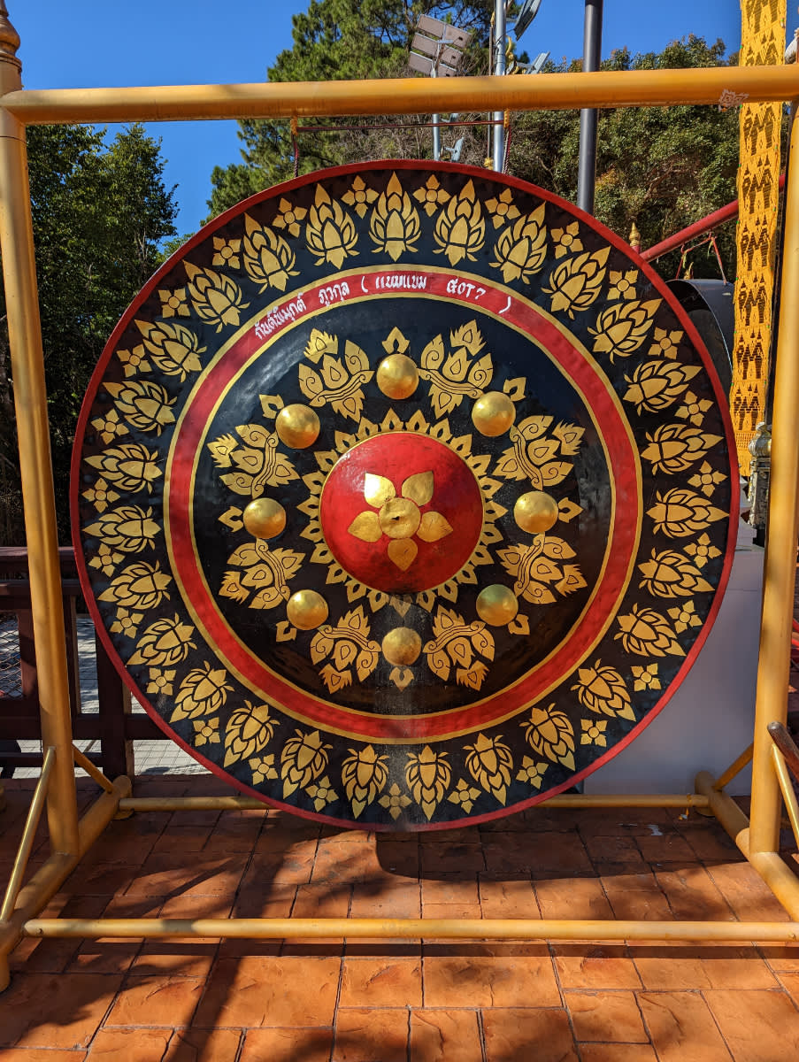 Pestrobarevný gong