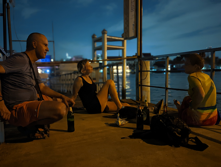 Posezení na břehu Chao Phraya