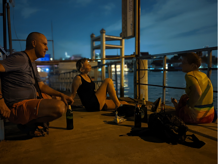 Posezení na břehu Chao Phraya Posezení na břehu Chao Phraya