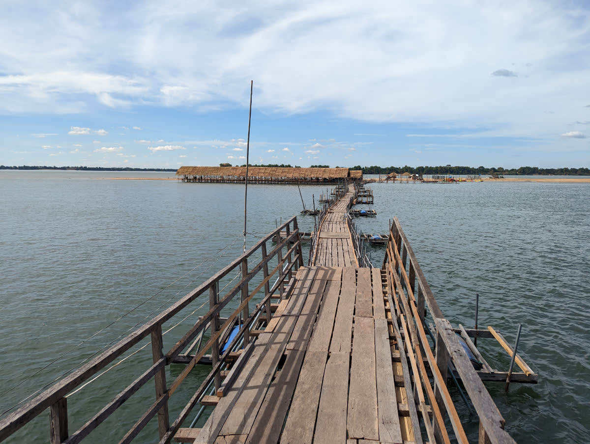 Na písečný ostrov na Mekongu