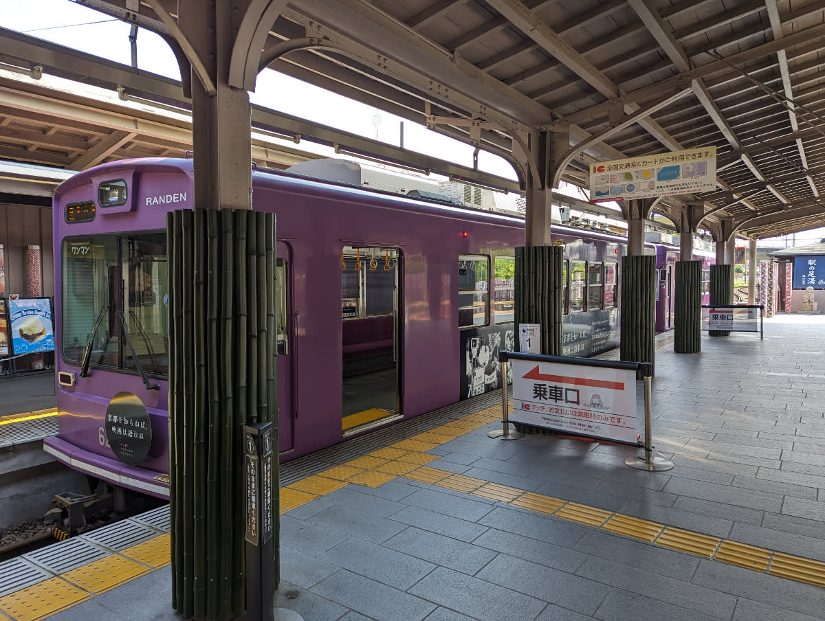 Fialový vláček na stanici Arashiyama