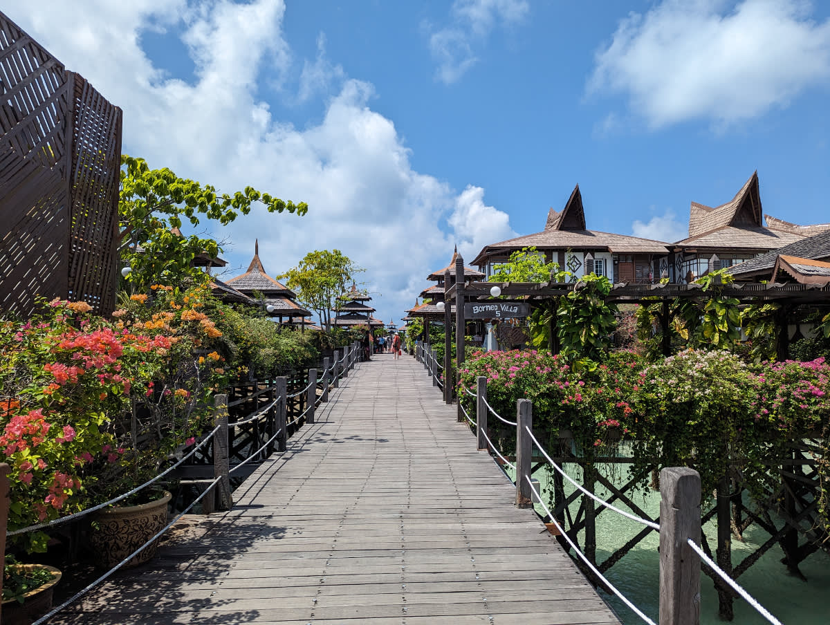 Promenáda mezi bungalovy 