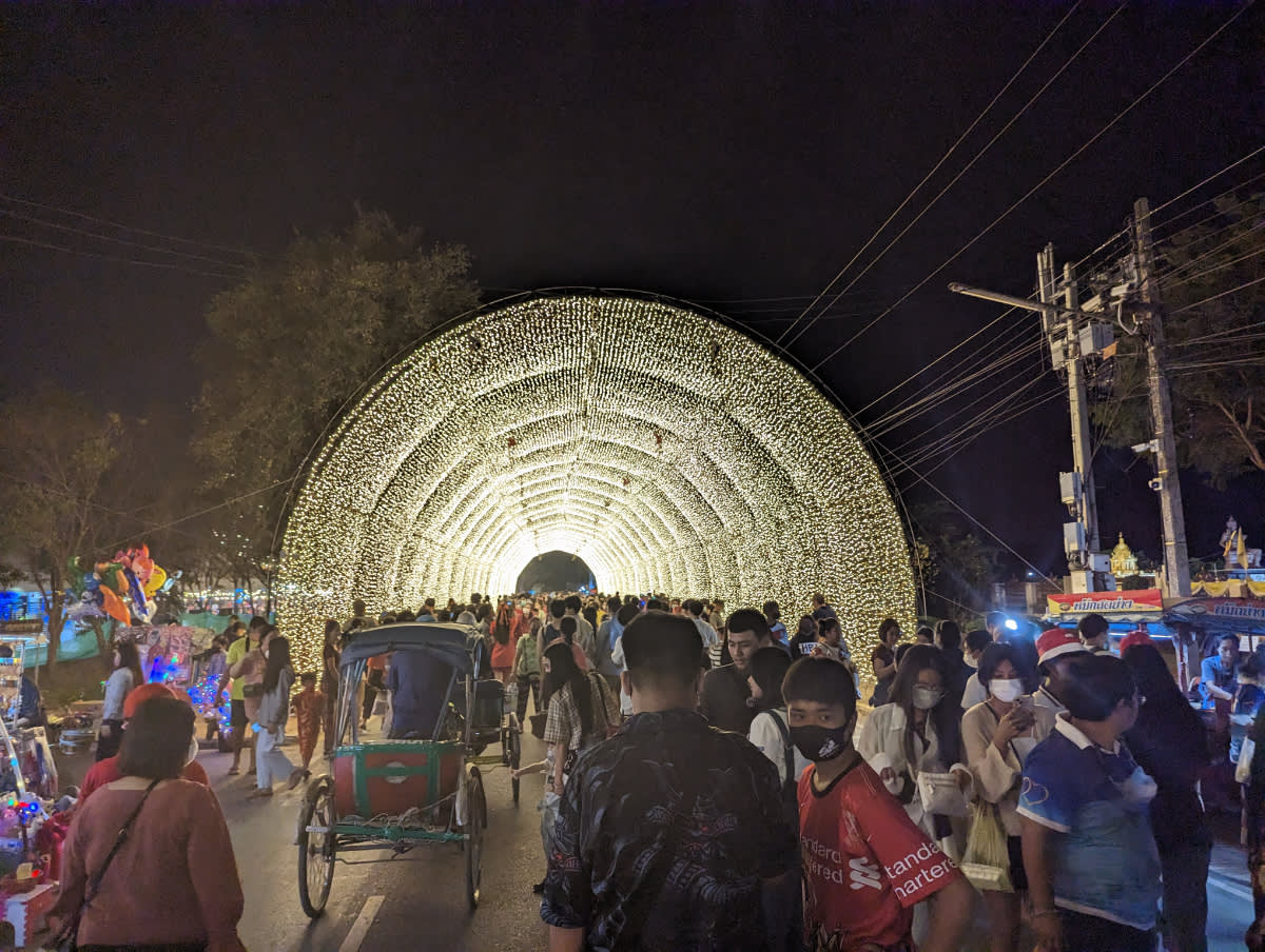 Světelný tunel v noci 