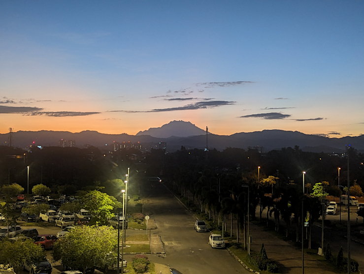 Svítá nad Mount Kinabalu 