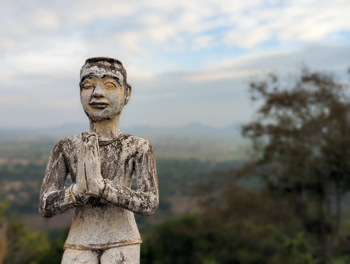 Phnom Sampow sochy v chrámu