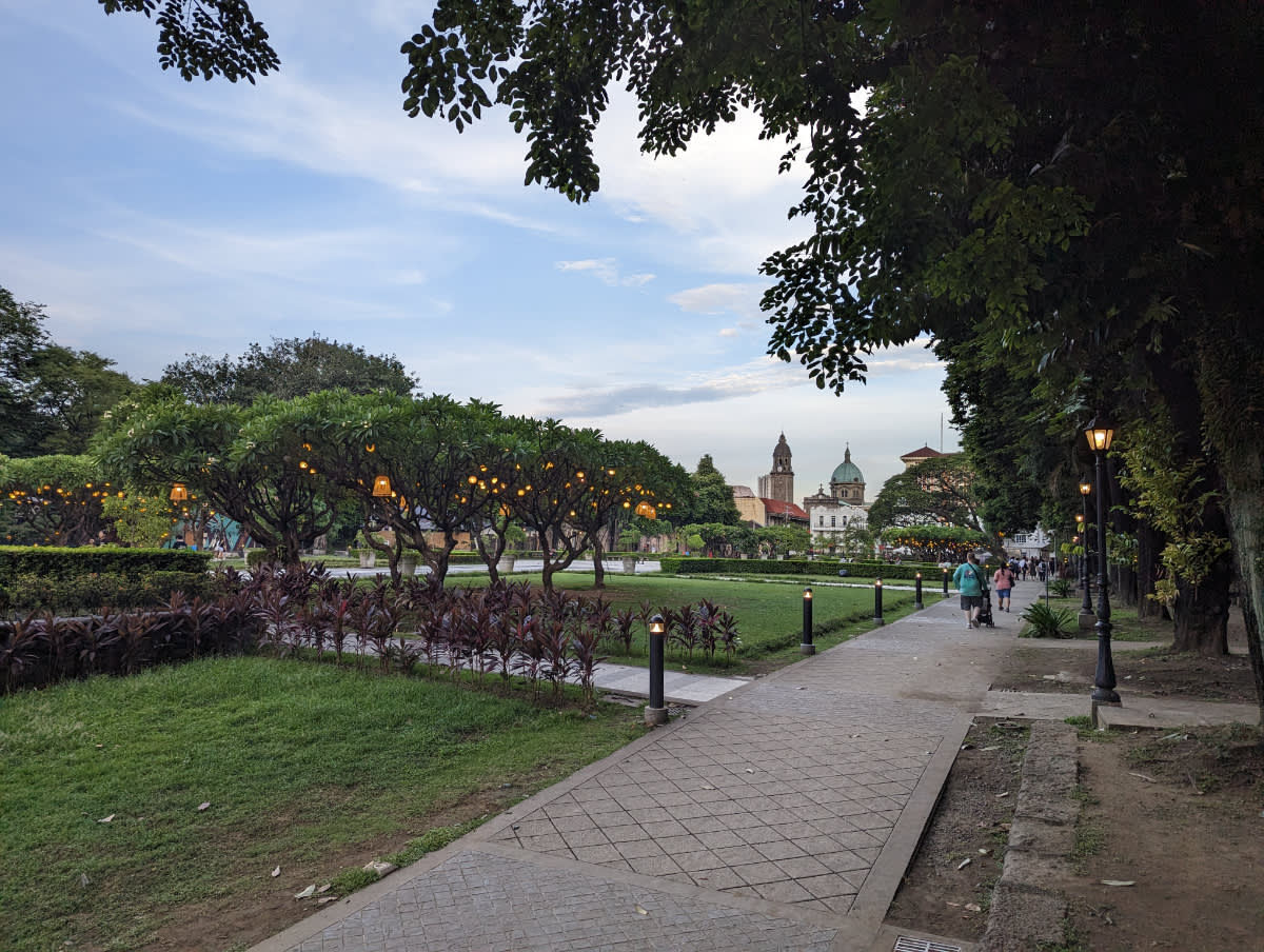 Fort protíná park