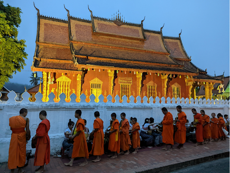 Obdarování mnichů rýží Obdarování mnichů rýží