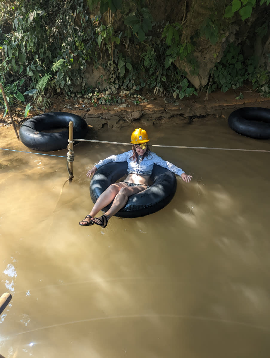 Tubing v jeskyni Tham None