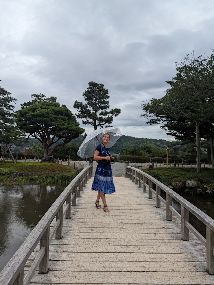 Deštník se dá použít i jako módní doplněk Deštník se dá použít i jako módní doplněk