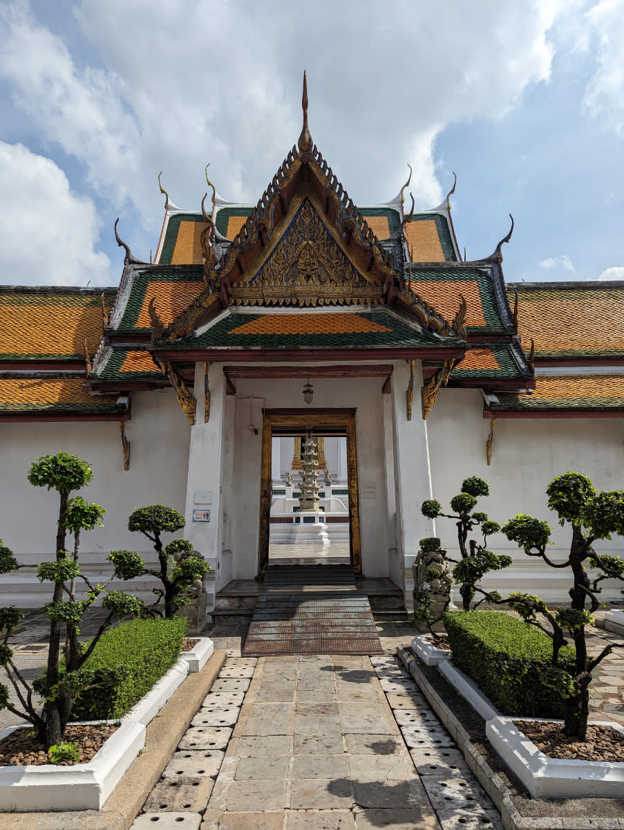 A krásný vstup do chrámu Wat Suthat Thepwararam