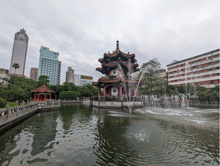 Krásné altány v Parku upomínajícím mír Krásné altány v Parku upomínajícím mír