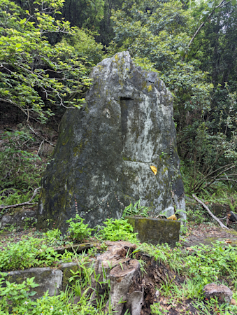 Pomník na Lushiu trail