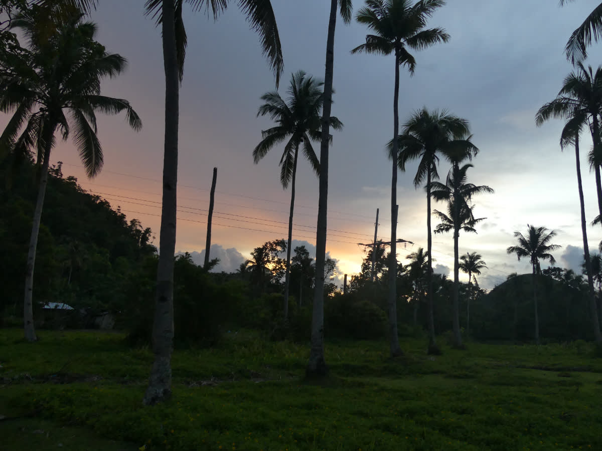 Zapadající slunce za Chocolate hills