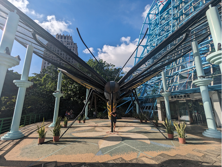 Megamotýl před skleníkem Megamotýl před skleníkem