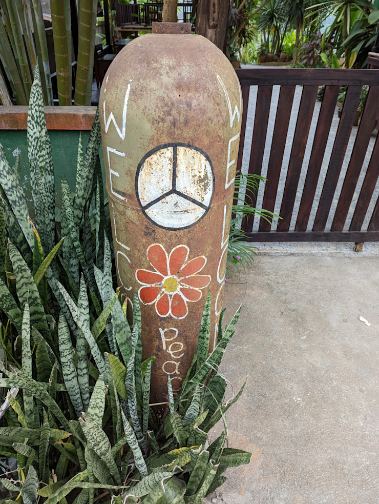 Všudypřítomné pozůstatky bomb. Peace. Všudypřítomné pozůstatky bomb. Peace.