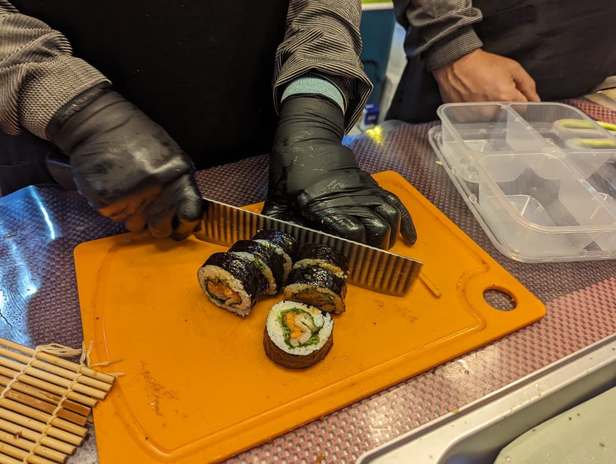 Krájení korejského sushi