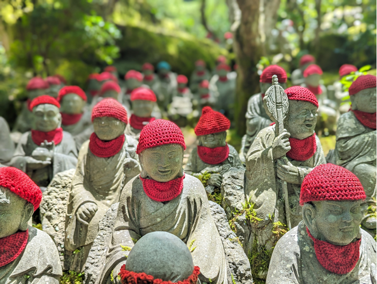 Budhové v roztomilých červených čepičkách Budhové v roztomilých červených čepičkách