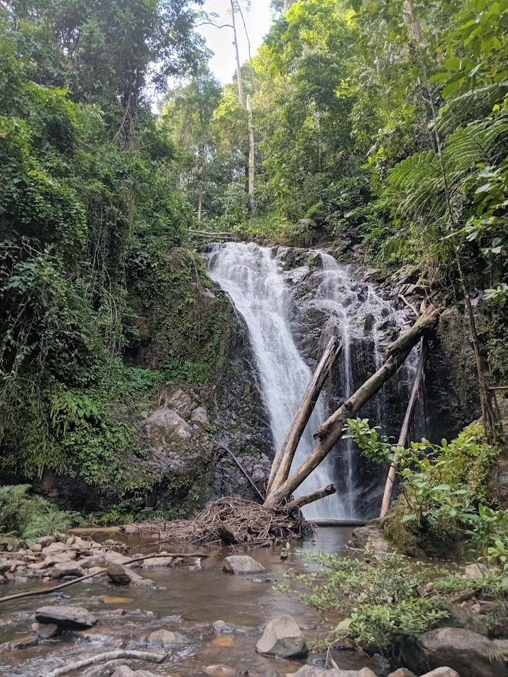 Krásný silný vodopád Krásný silný vodopád