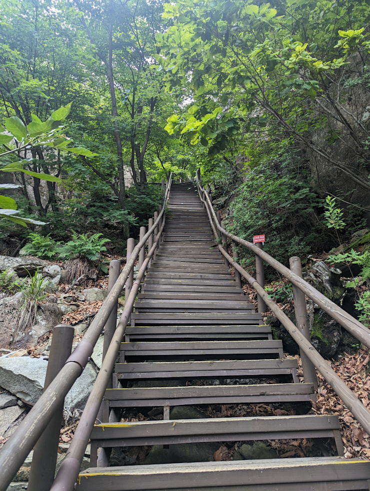 Schody s odpočtem (bílá cedulka s číslem) Schody s odpočtem (bílá cedulka s číslem)